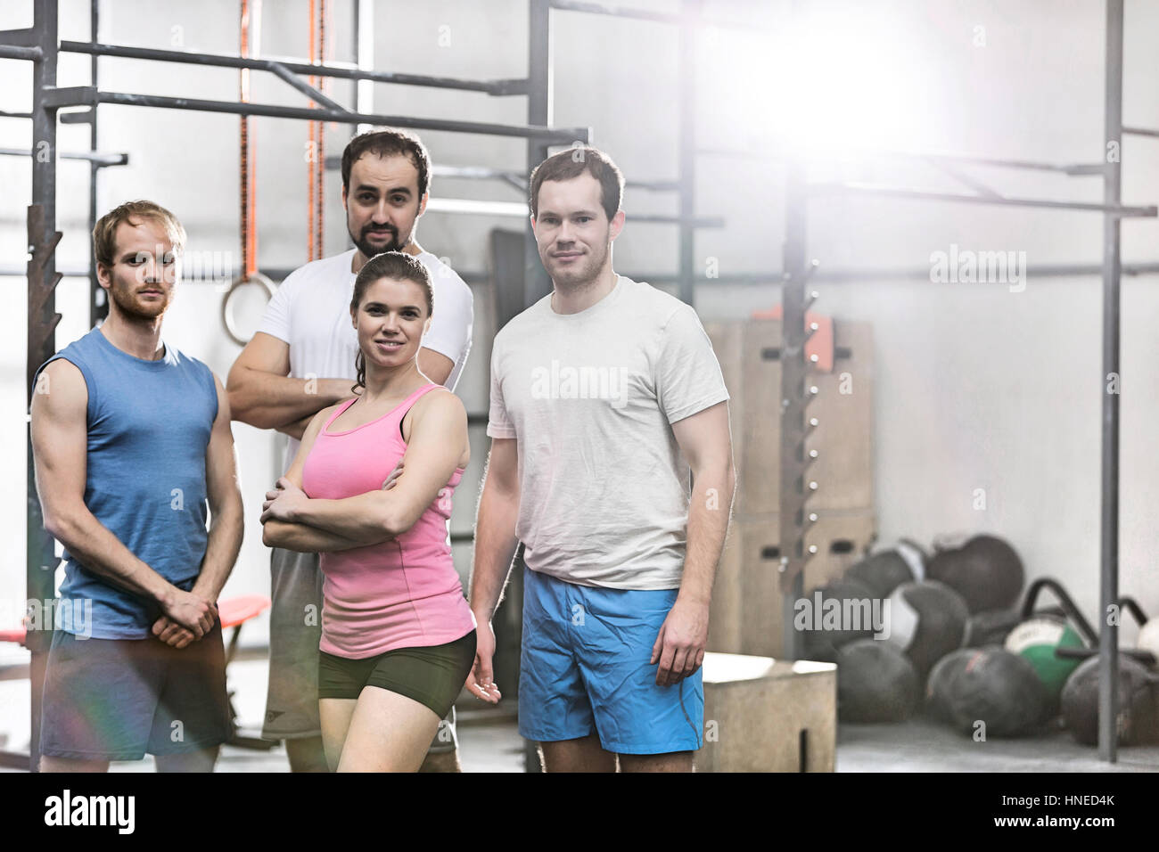 Porträt der selbstbewusste Männer und Frauen stehen bei Crossfit gym Stockfoto