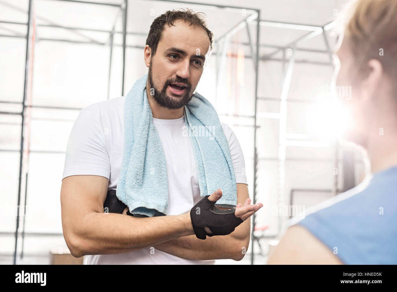 Mann im Gespräch mit männlichen Freund in Crossfit gym Stockfoto