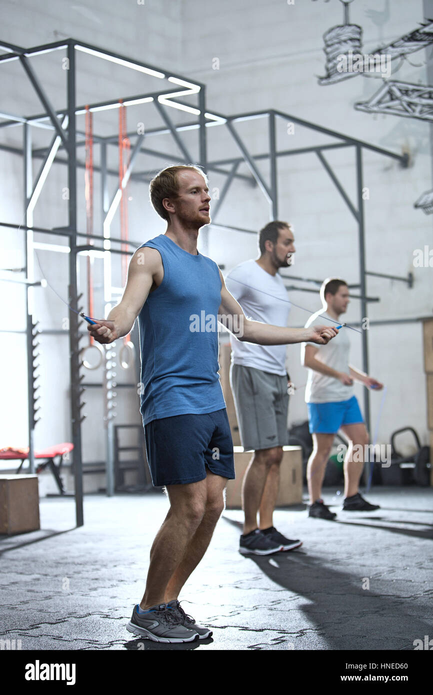 In voller Länge der Männer im Crossfit Gym fit halten Stockfoto