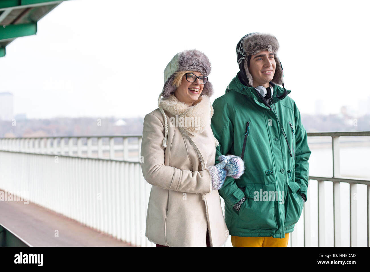 Glückliches Paar zu Fuß auf Wanderweg im winter Stockfoto