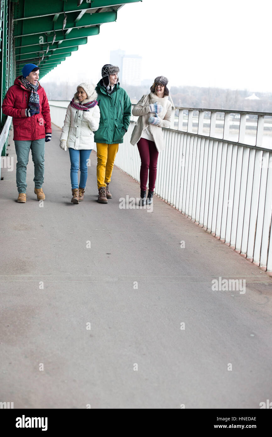 Multiethnische Freunde auf Wanderweg zu Fuß im winter Stockfoto