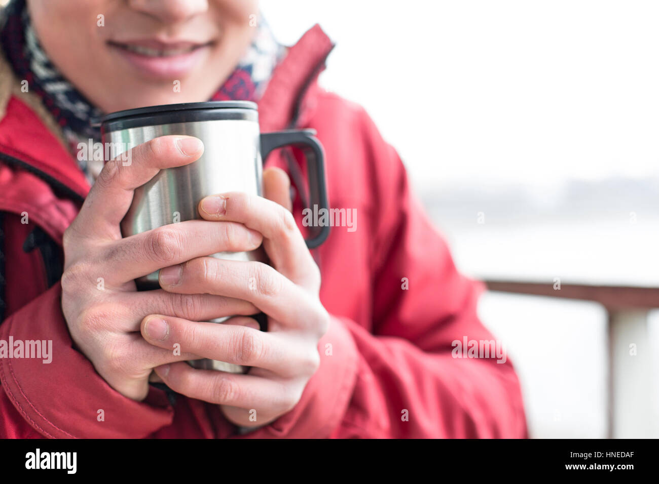 Mittelteil des Menschen halten isoliert Getränkeverpackung im winter Stockfoto