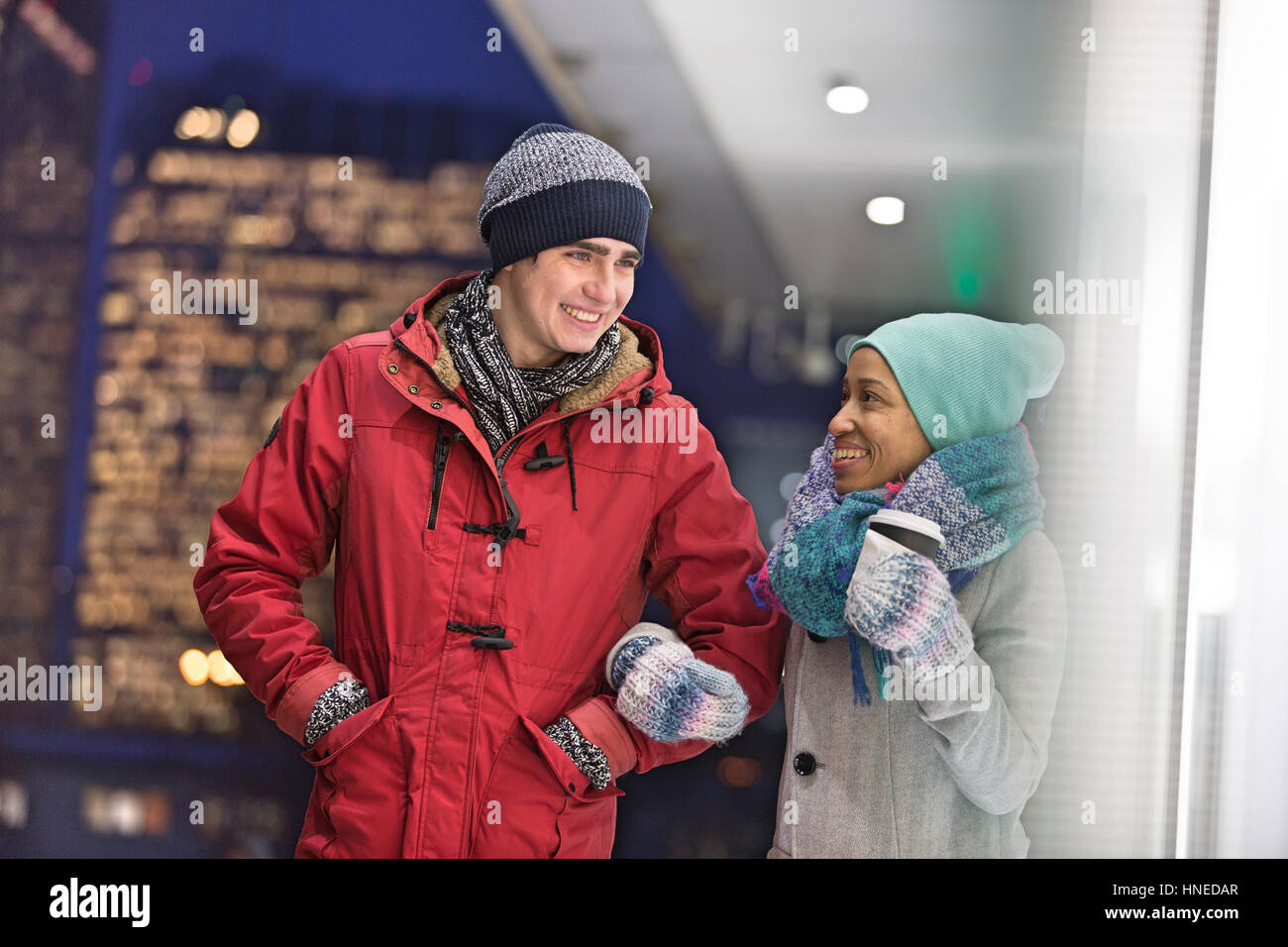 Multiethnische paar im Gespräch in der Dämmerung im winter Stockfoto