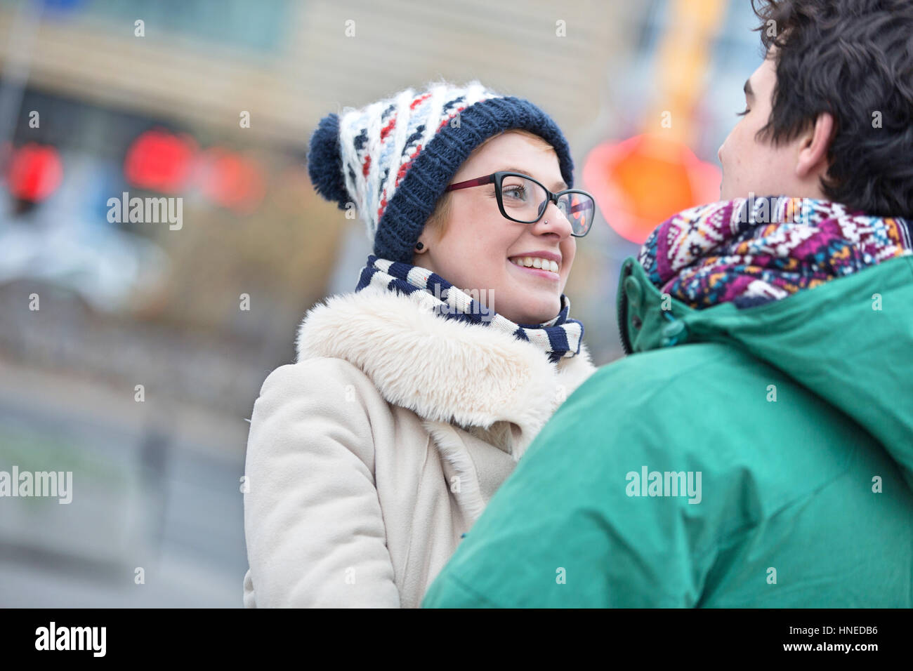 Romantisches Paar sahen einander in Stadt im winter Stockfoto