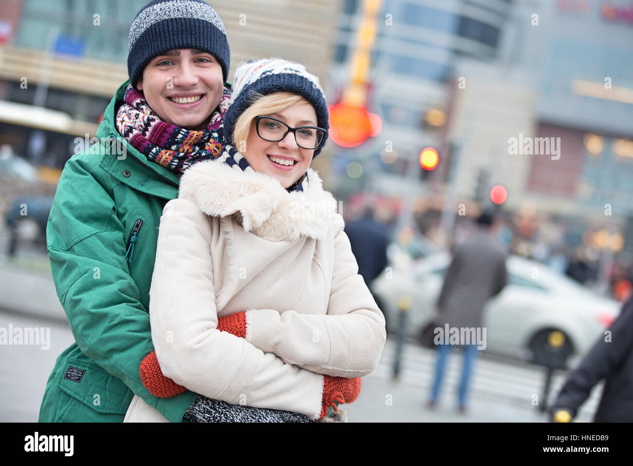 Porträt des glücklichen Paares umarmen auf Stadtstraße im winter Stockfoto