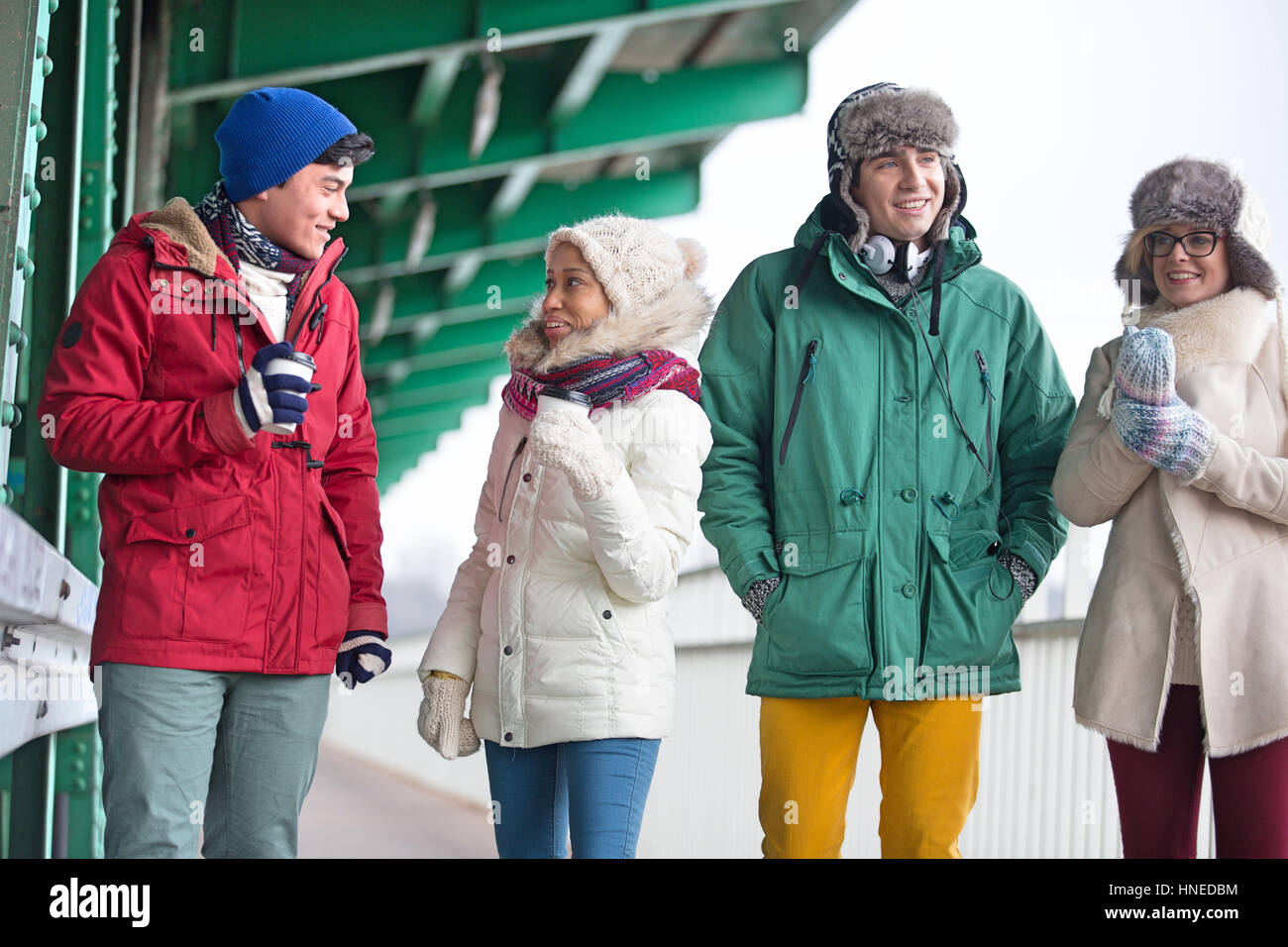 Multiethnische Freunde im Winter im Freien tragen im Gespräch Stockfoto