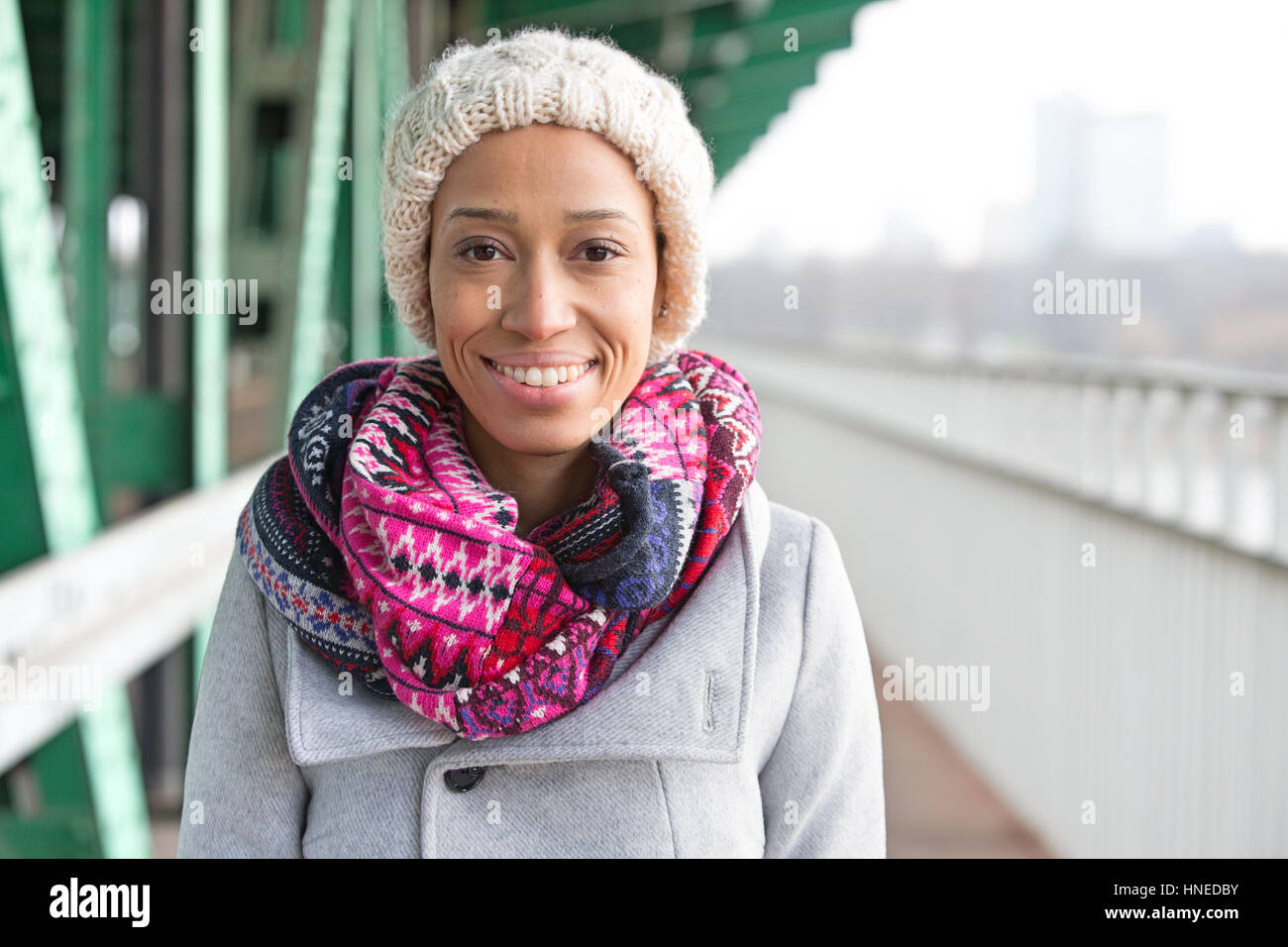 Porträt der glückliche Frau in warme Kleidung stehen im freien Stockfoto