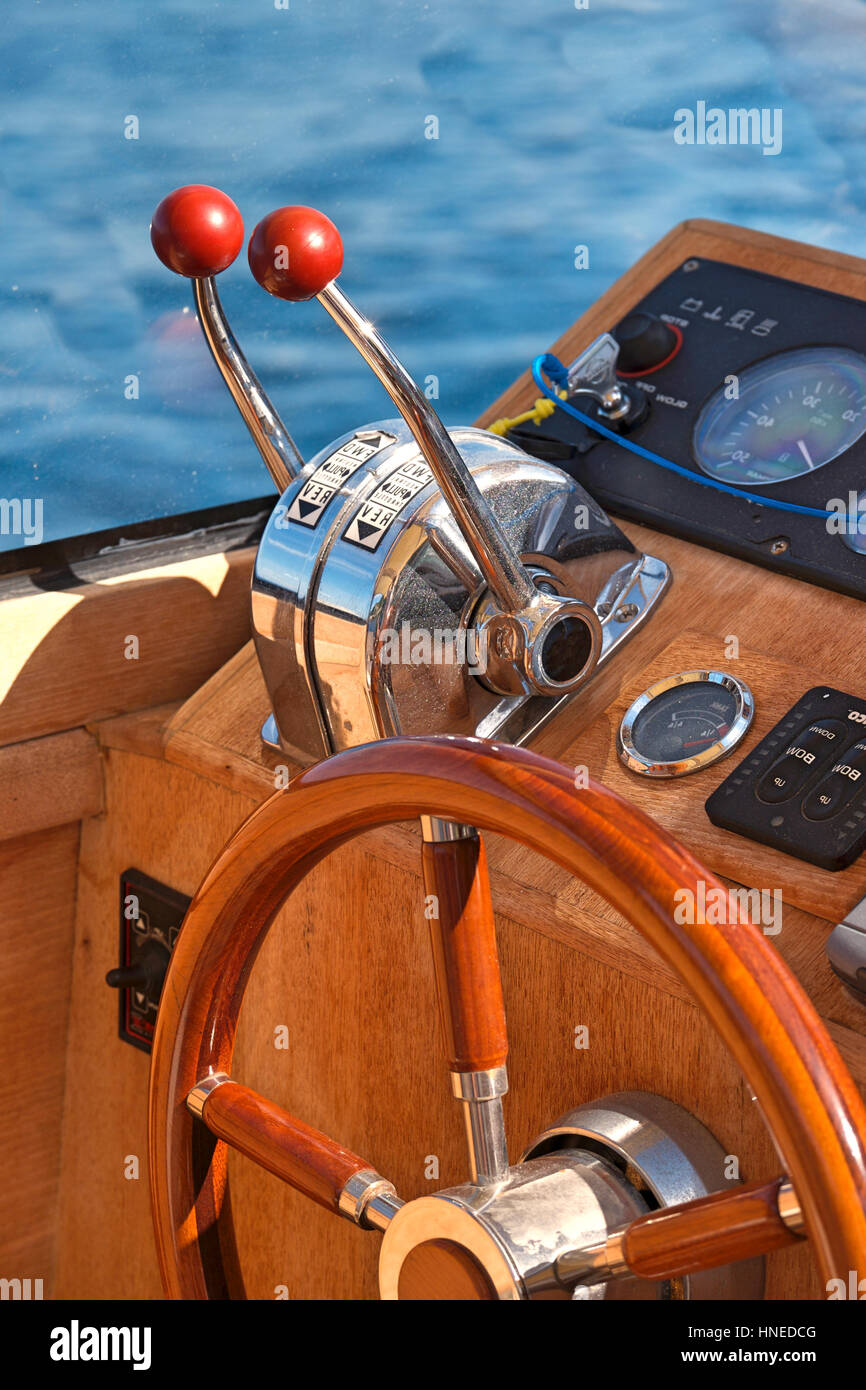 Lenkrad auf Luxus-Boot Stockfoto