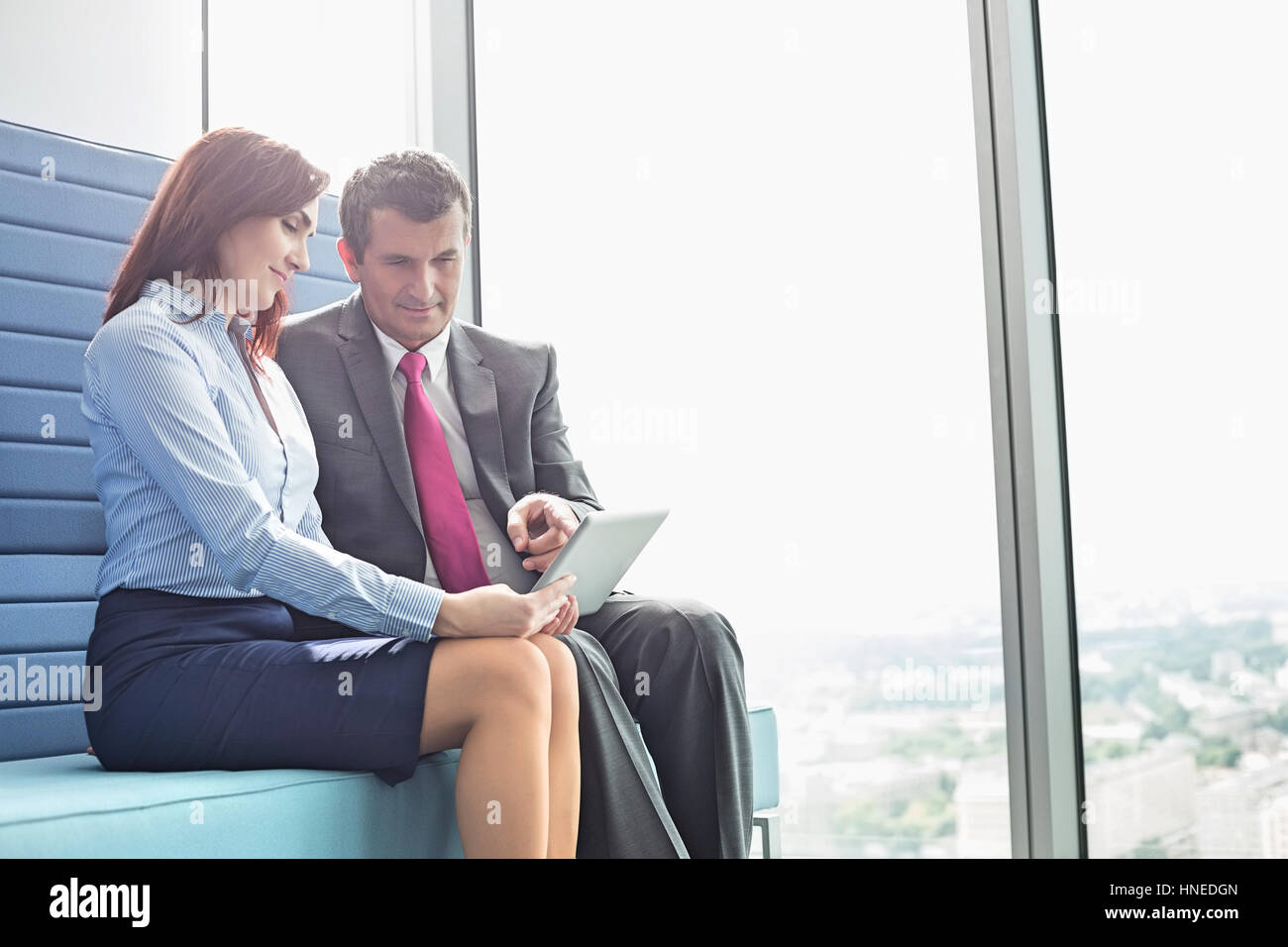 Geschäftsleute mit tablet-PC im Büro Stockfoto