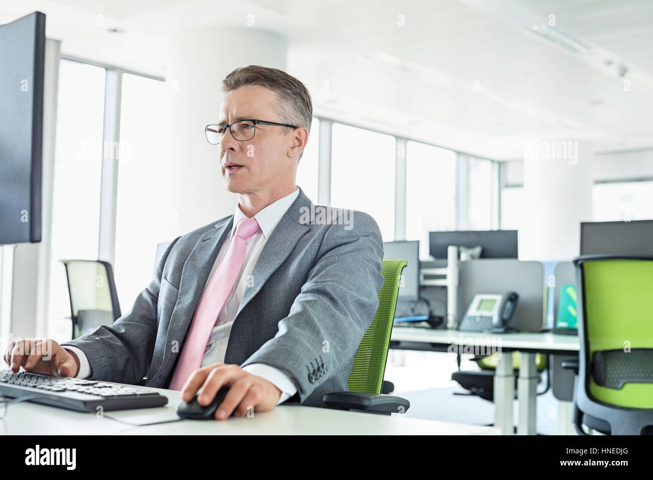 Reife Geschäftsmann arbeiten am Computer im Büro Stockfoto