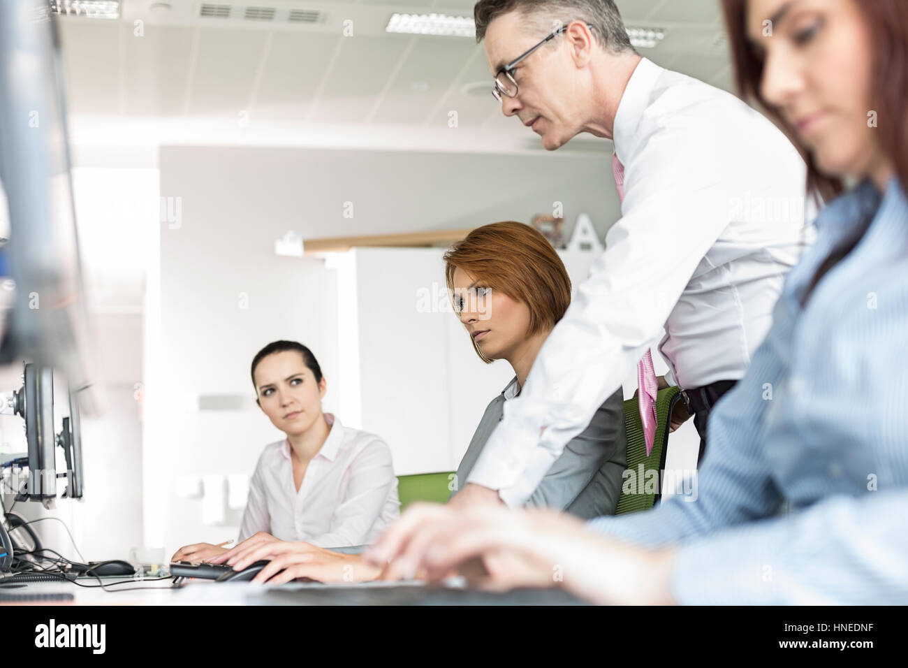 Business Leute, die im Büro Stockfoto