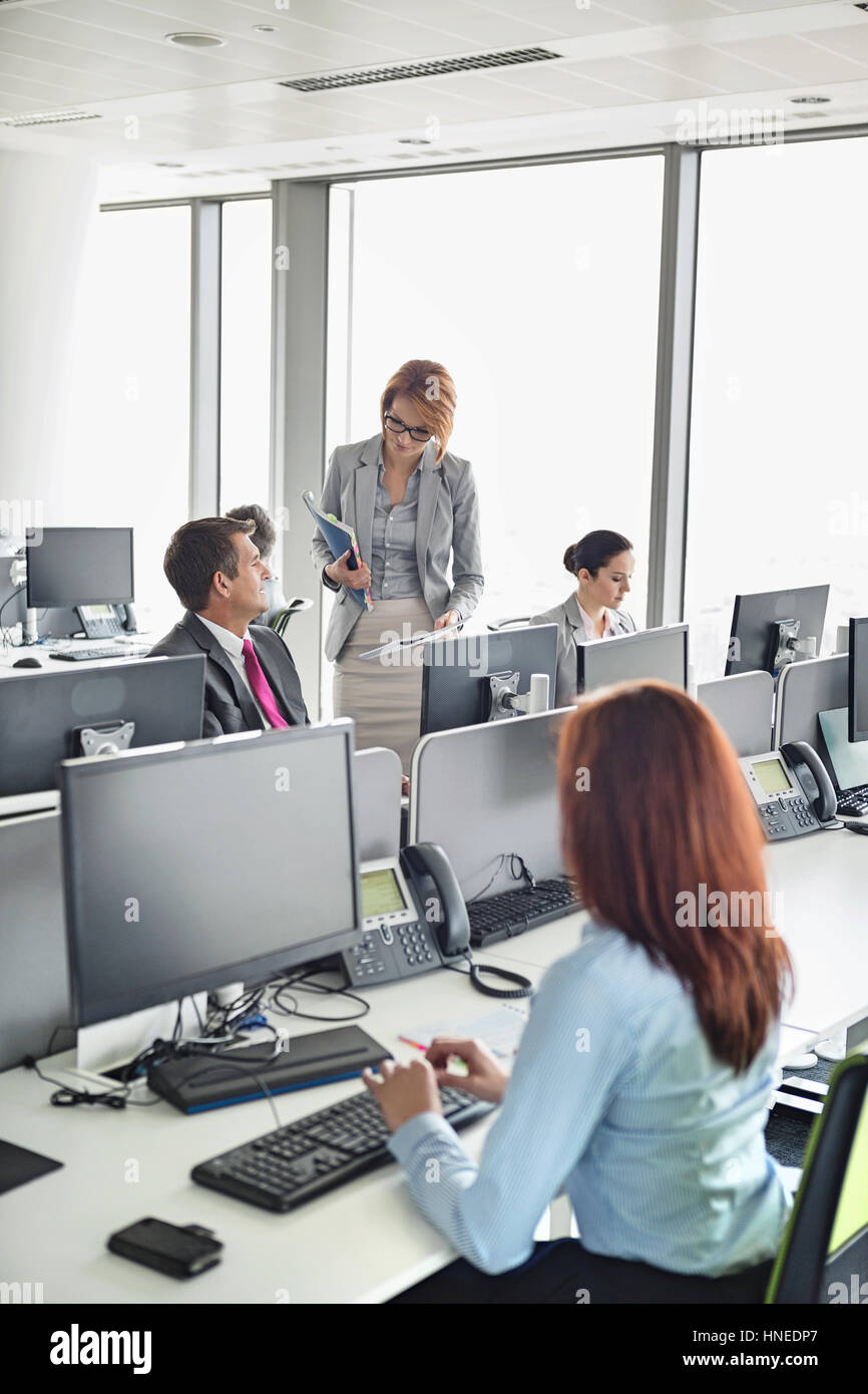 Geschäftsleute, die in einem Großraumbüro arbeiten Stockfoto