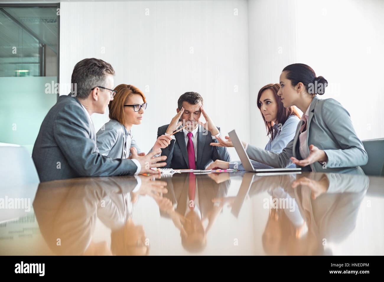 Unternehmer treffen zu argumentieren Stockfoto
