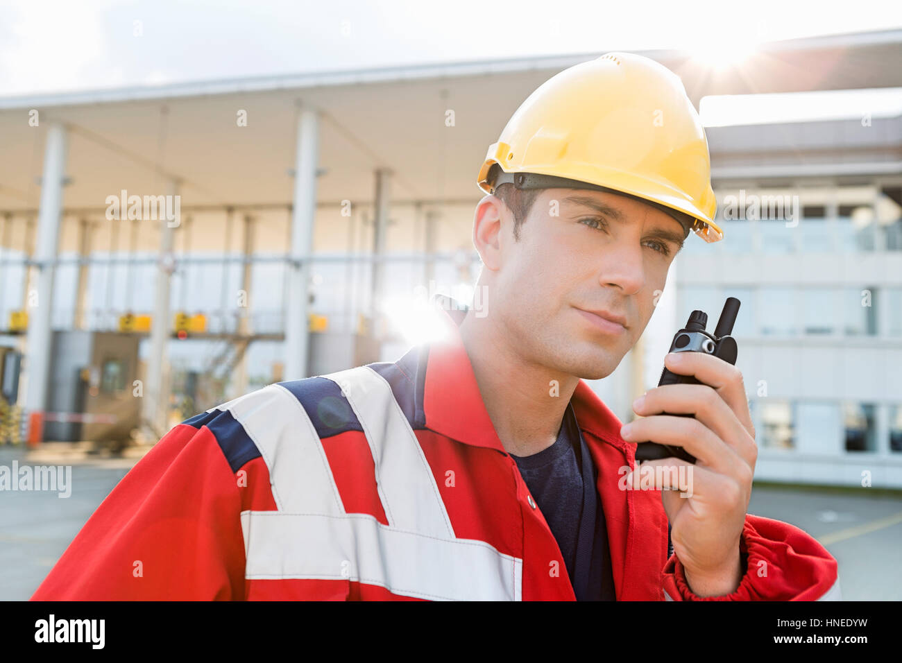 Männliche Arbeiter mit Walkie-talkie im Frachthafen Stockfoto