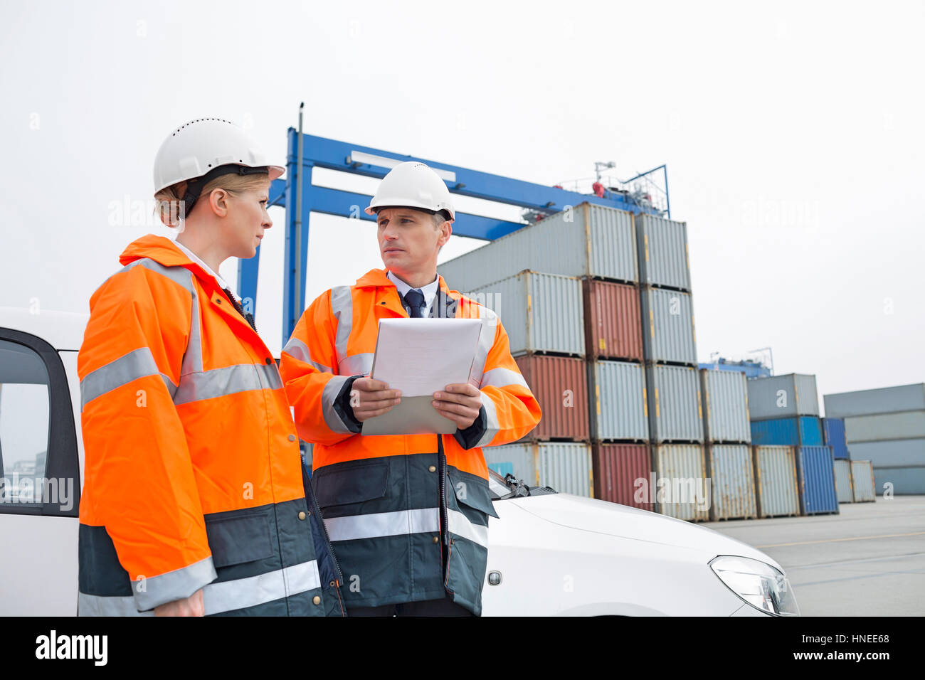 Arbeitnehmer im Frachthafen im Gespräch Stockfoto