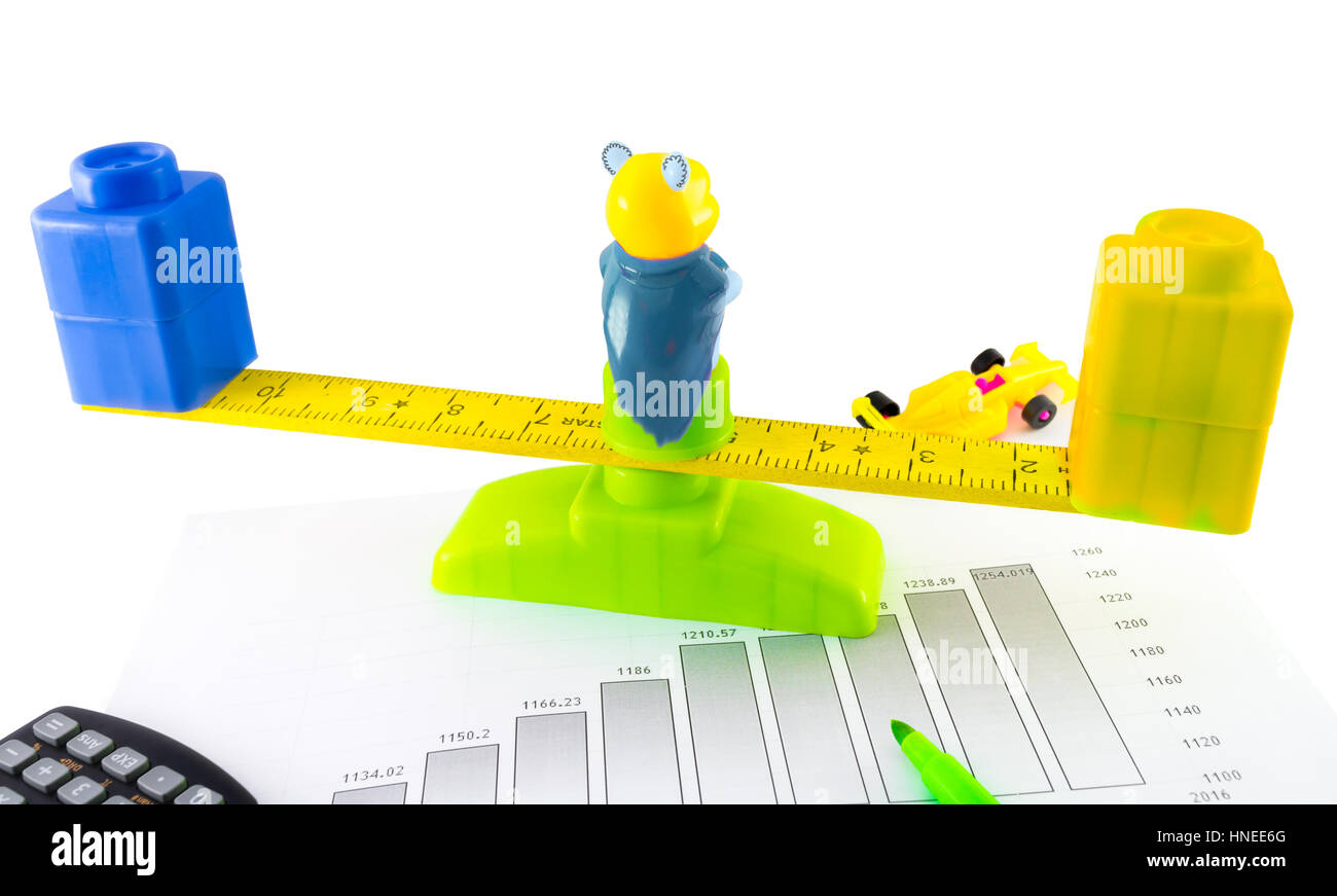 hot-Desk Draufsicht mit Messen, wiegen, Gleichgewicht, Histogramm, Textmarker, Taschenrechner, Bausteine und Spielzeuge, die auf reines weiß isoliert sind. Stockfoto