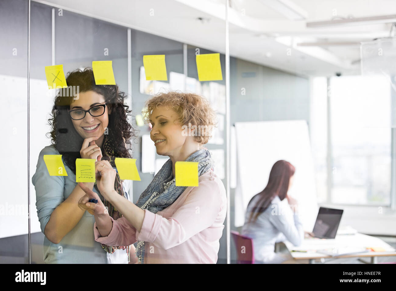Business-Frauen brainstorming mit Haftnotizen im Büro Stockfoto