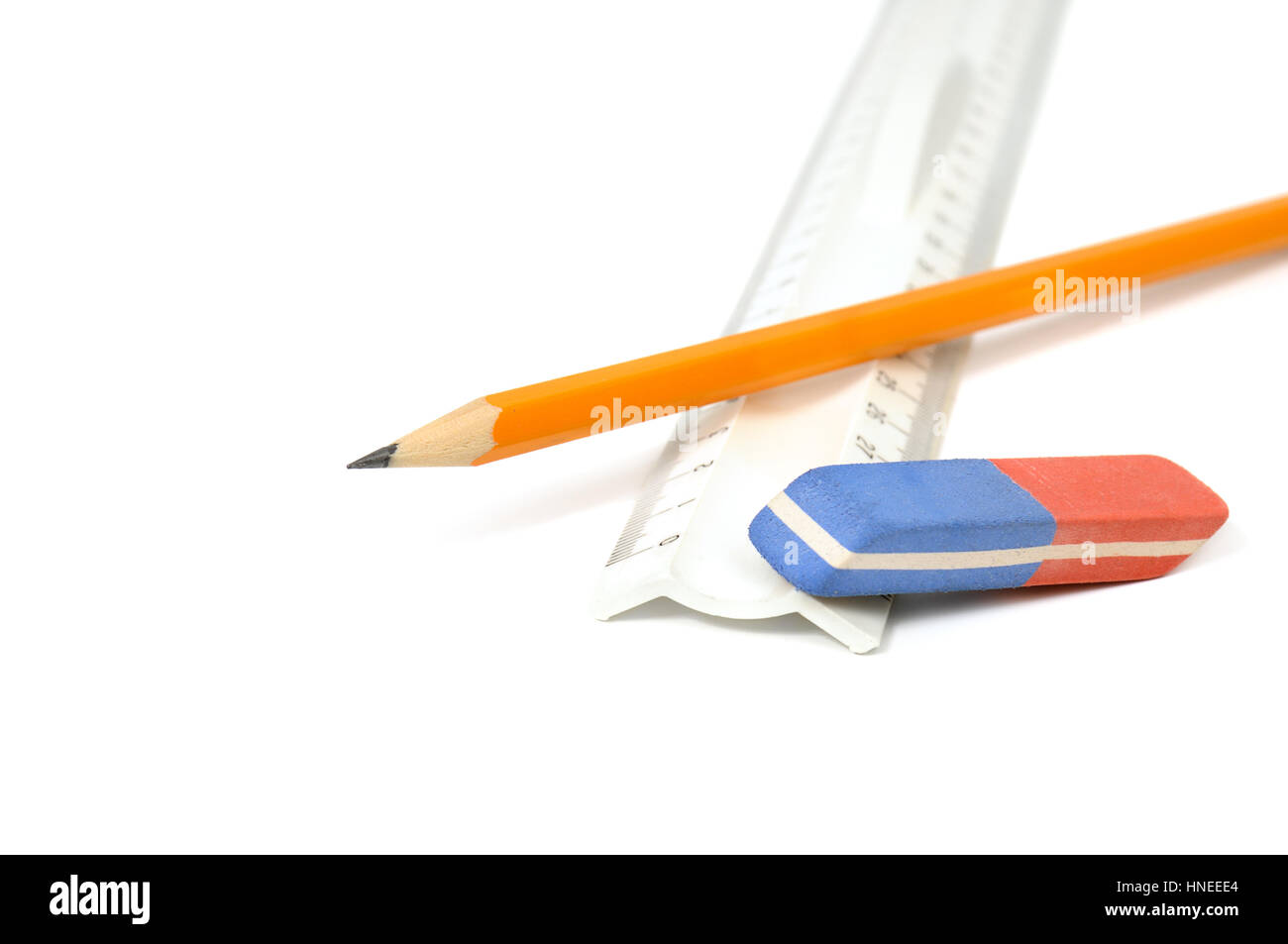 Bleistifte, Radiergummi und Lineal isoliert auf weißem Hintergrund Stockfoto