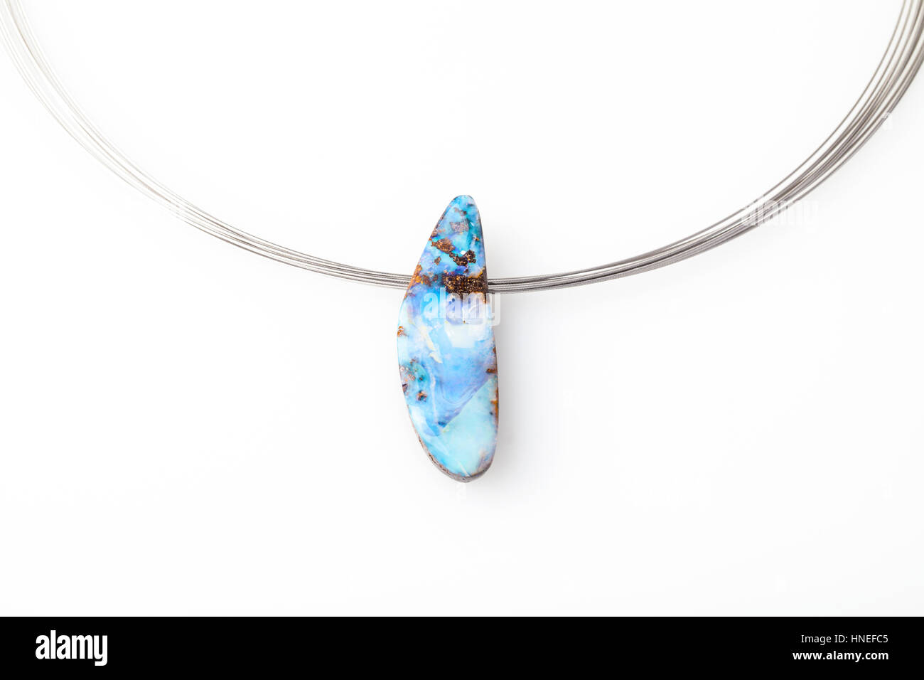 Opal Stein Halskette isoliert auf weiss Stockfoto