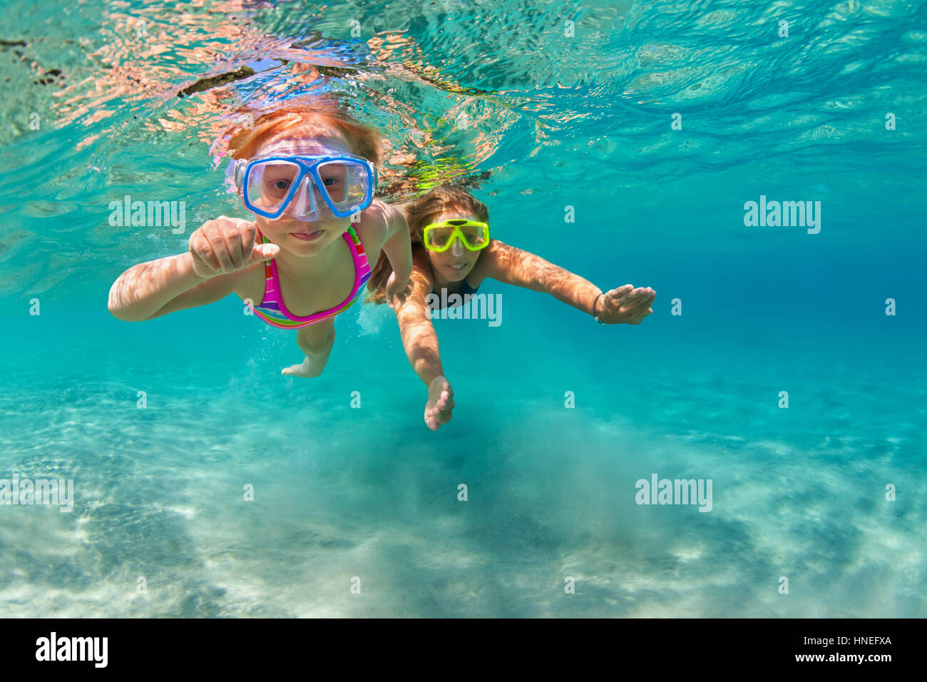 Glückliche Familie - Mutter mit Baby Mädchen Tauchen, unter Wasser mit Spaß im Meer Pool schwimmen. Lifestyle, aktive Eltern, Menschen Wasser Sport Sommer Urlaub Abenteuer Stockfoto