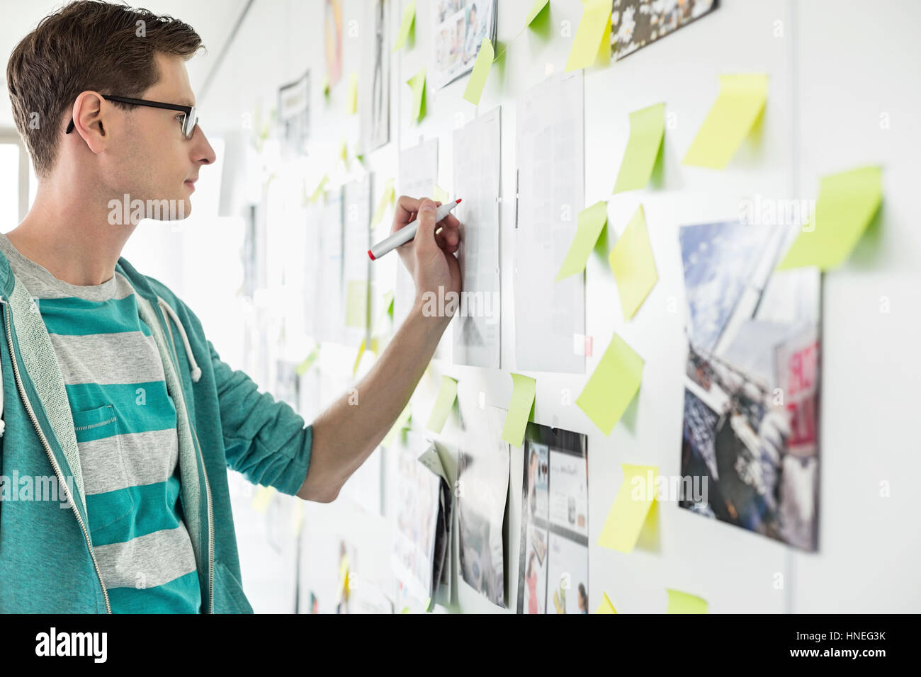 Kreative Unternehmer schriftlich auf Papier im Büro Stockfoto