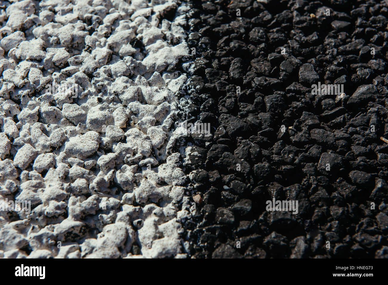 Neue Asphalt Textur mit weiße gestrichelte Linie Stockfoto