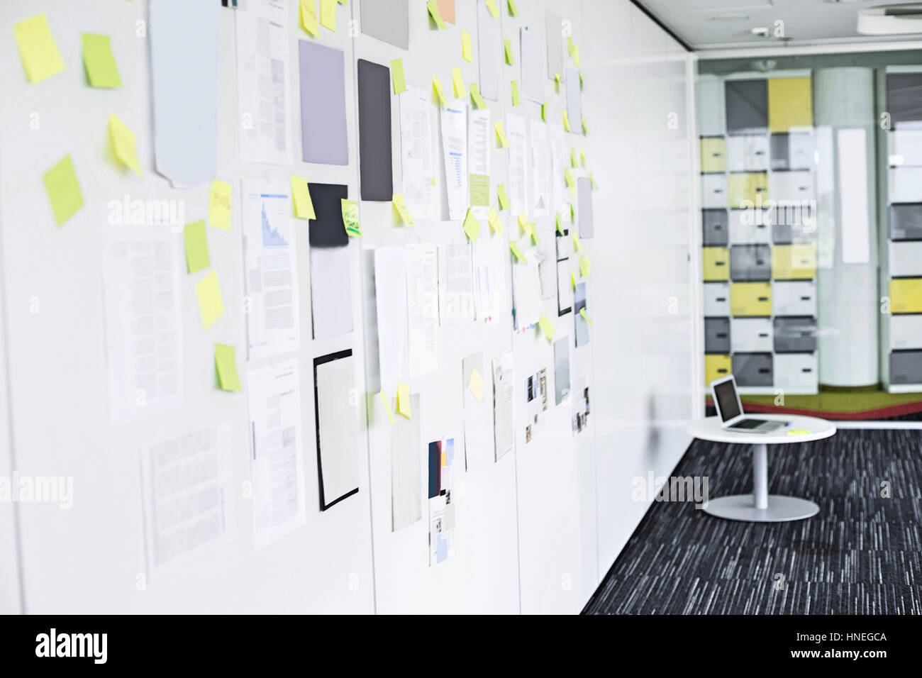 Klebrige Briefpapiere an Wand in kreativen Büroräume Stockfoto