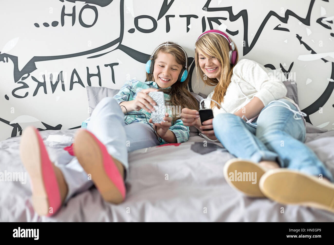 Entspannte Schwestern Musikhören zu Hause Stockfoto