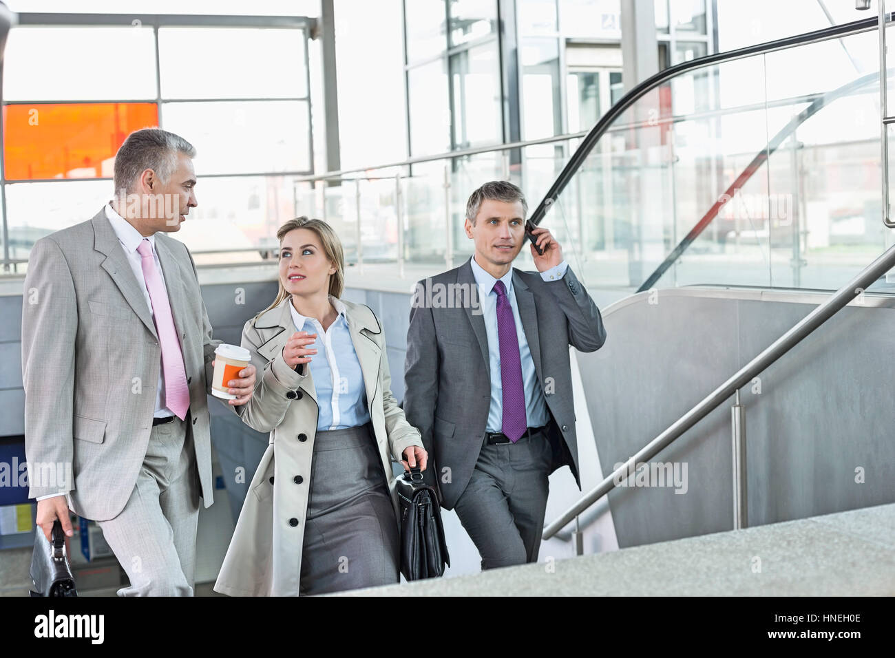 Geschäftsleute, Treppensteigen im Bahnhof Stockfoto