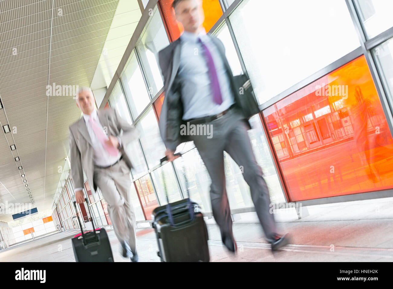 Applying Geschäftsleute mit Gepäck Rauschen auf Eisenbahn-Plattform Stockfoto
