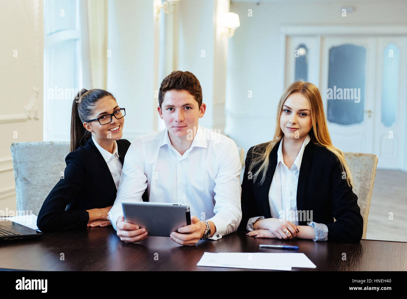 Gruppe von Studenten mit einem laptop Stockfoto