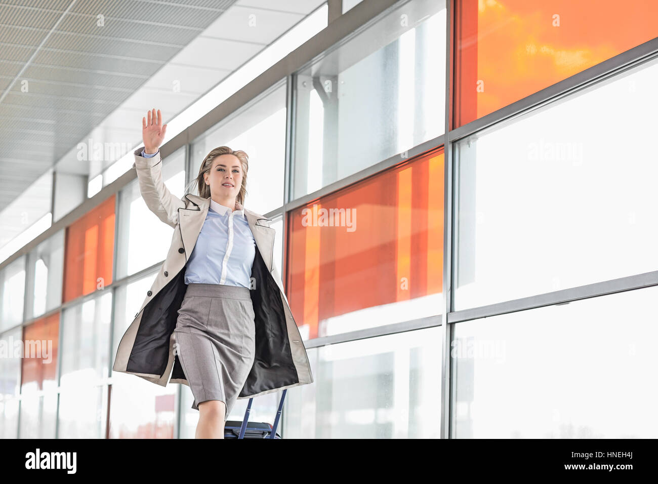 Junge Geschäftsfrau mit Gepäck im Bahnhof laufen Stockfoto