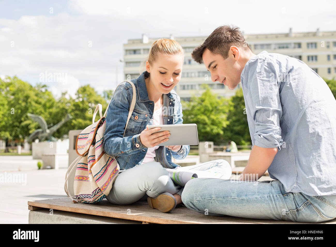 Junge Frau mit männlichen Freund mit digital-Tablette am College campus Stockfoto