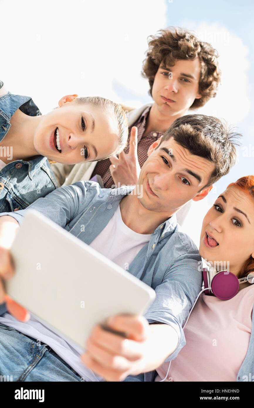 Junge Freunde Fotografieren selbst durch digital-Tablette am Uni-campus Stockfoto