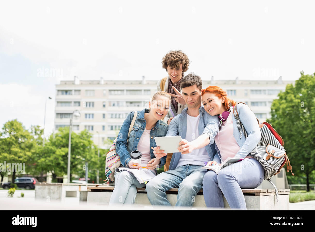 Junge Schüler fotografieren sich durch digital-Tablette am College campus Stockfoto