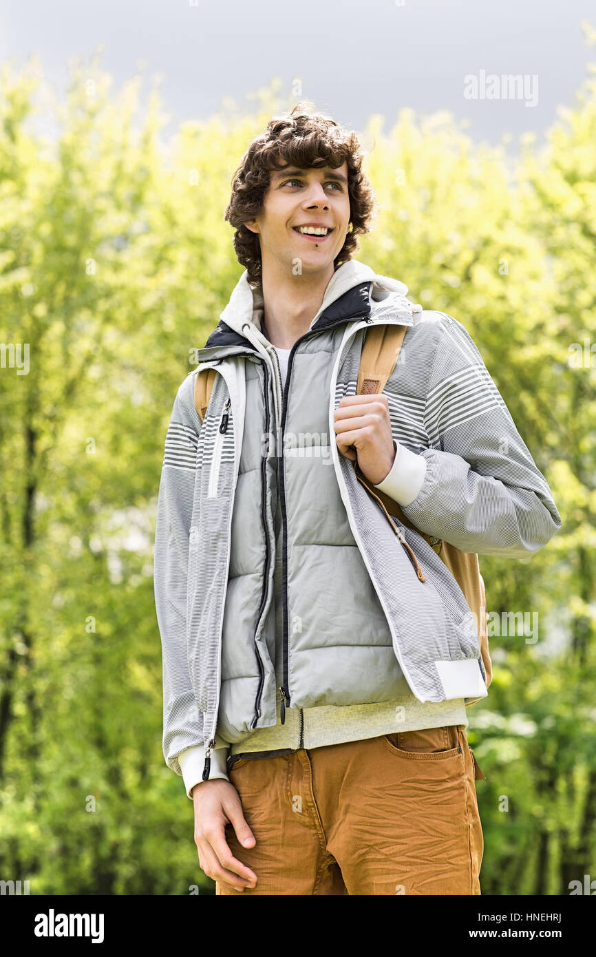 Junger Mann mit Rucksack stehend am College campus Stockfoto