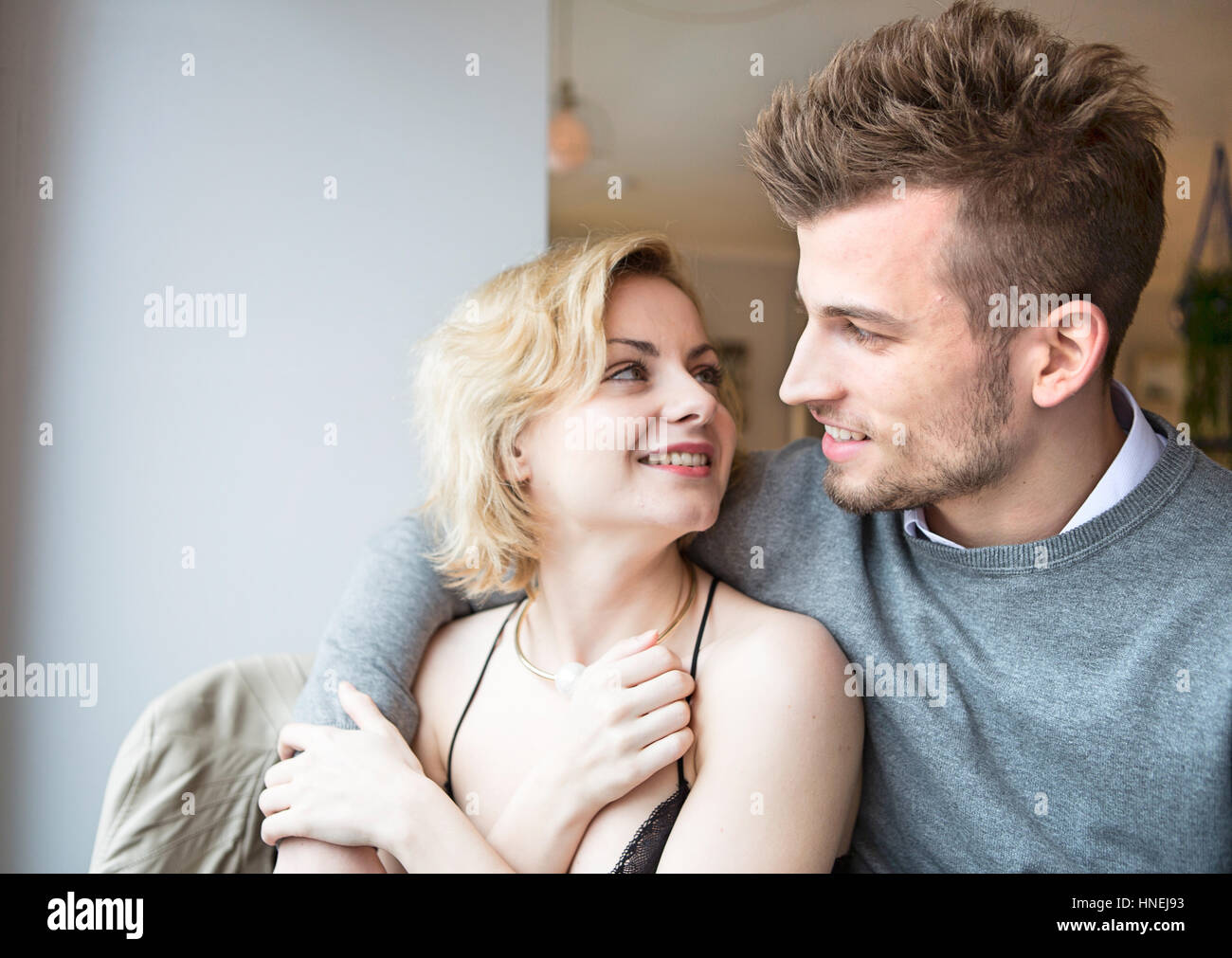 Glückliches junges Paar sahen einander im café Stockfoto