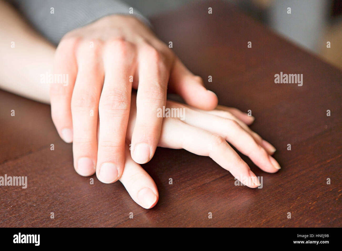 Liebenden Paares Hände am Tisch Stockfoto