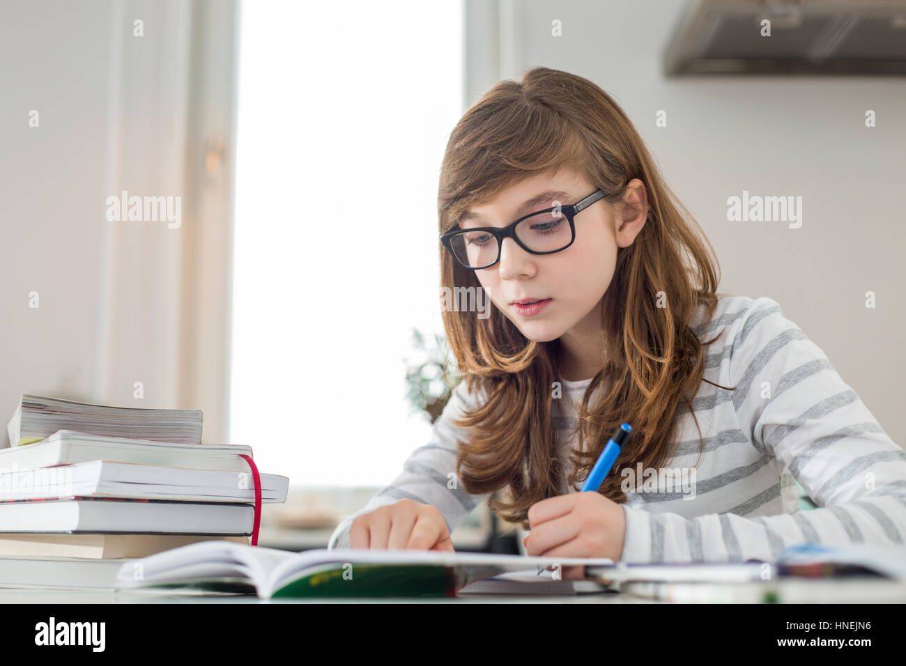 Teenager-Mädchen Hausaufgaben am Tisch Stockfoto