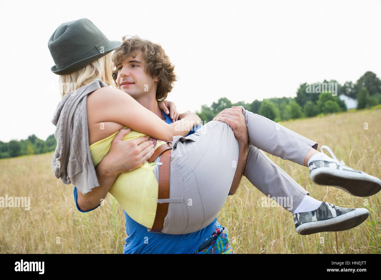 Romantische Bilder Mann Und Frau Mann und frau in natur -Fotos und -Bildmaterial in hoher Auflösung – Alamy