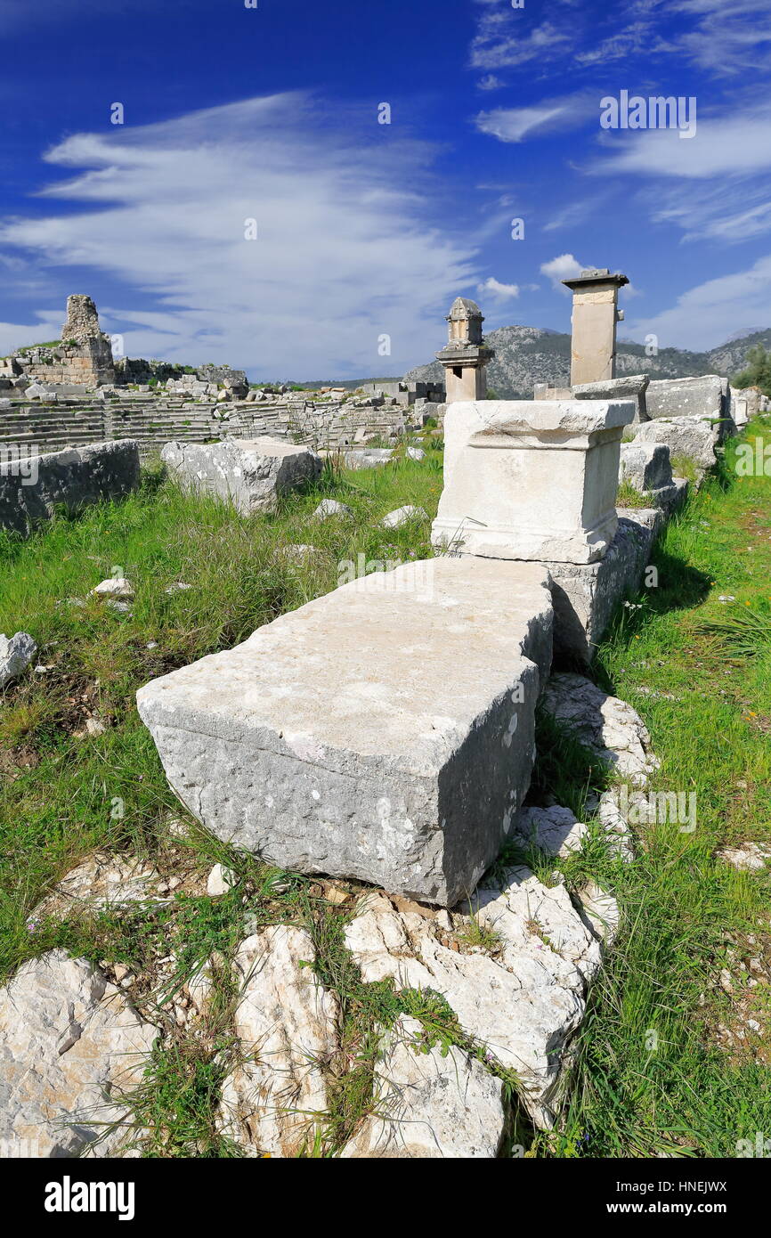 Säule und Harpyien Gräber-Tribüne von der 2nd.century AD.dated römische Theater ein früher hellenistischen eine antike Stadt von Xanthos überbaut. Kinik-links Stockfoto