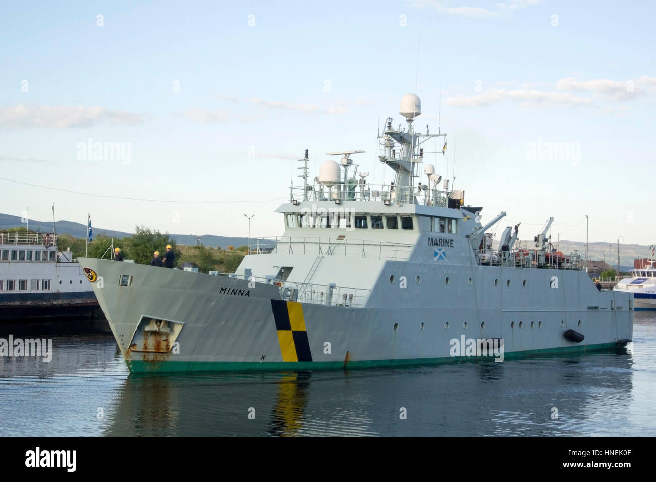 M.P.V. Minna vols James Watt Dock Greenock vorderen Anschluss Seitenansicht des grau grün 2003 42 Meter schottischen Marine Schutz Schiff MPV Minna von gebaut Stockfoto