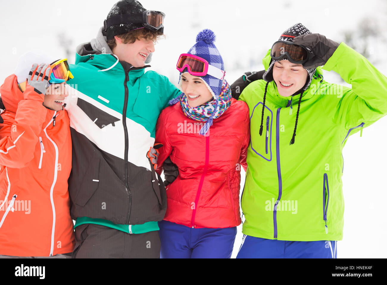 Porträt der jungen Freunde in warme Kleidung im freien Stockfoto