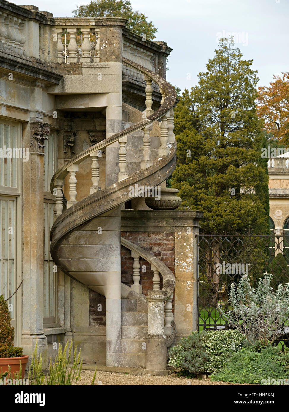 Außen, steinerne Wendeltreppe, Torbogen House, Castle Ashby House und Gärten, Schloss Ashby, Northamptonshire, England, UK Stockfoto