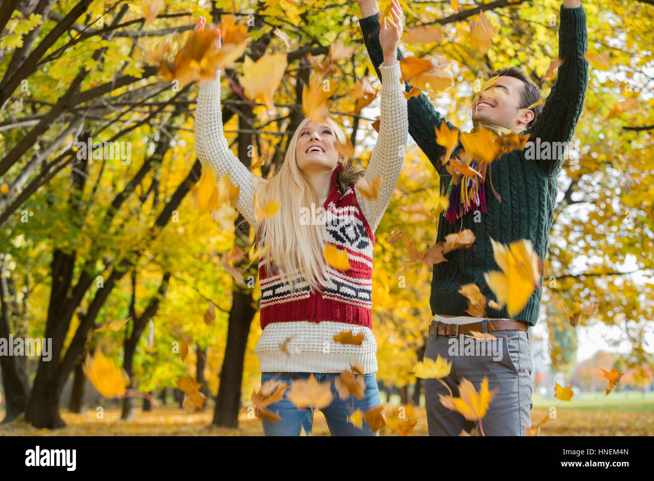 Paar Herbstblätter genießt fallende im park Stockfoto