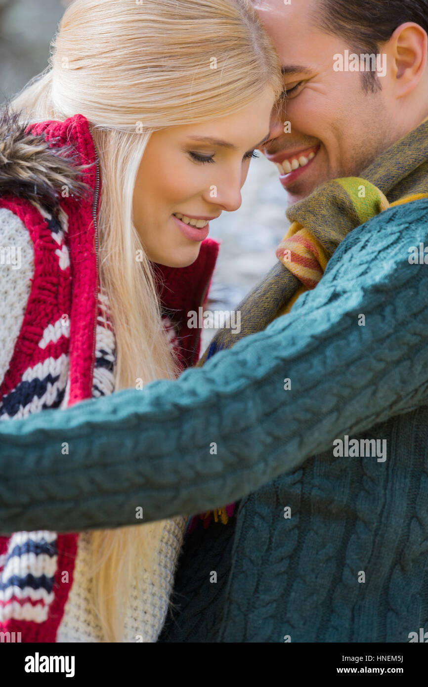 Romantische junges Paar in Pullover lächelnd im park Stockfoto