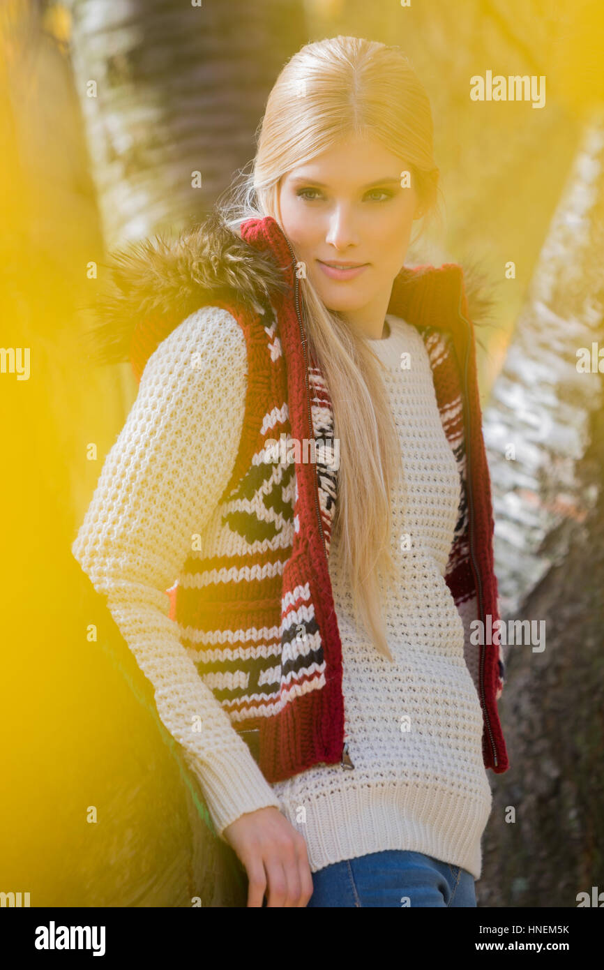 Nachdenkliche junge Frau in warme Kleidung stehen im park Stockfoto