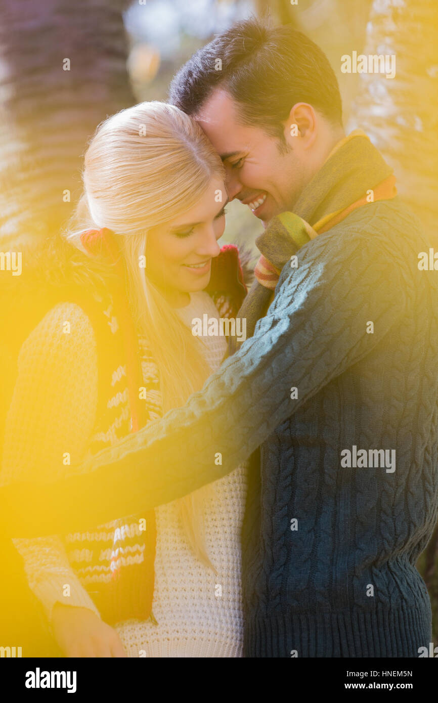 Romantische junges Paar lächelnd in Park im Herbst Stockfoto