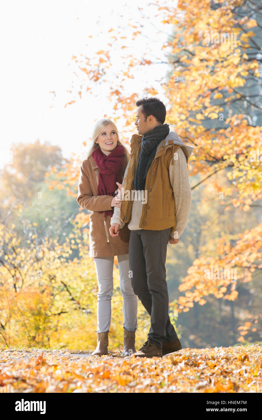 Gesamte Länge der Paare, die im Park im Herbst Stockfoto