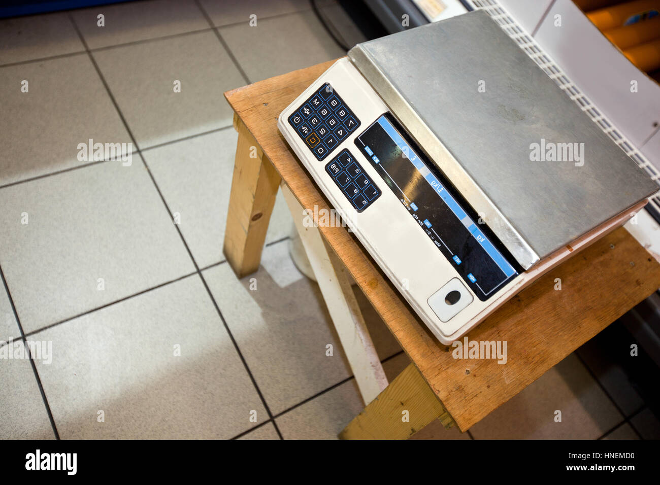 Erhöhte Ansicht der Waage auf Hocker im Supermarkt Stockfoto